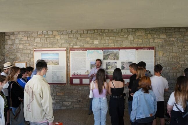 «Σκέψου σαν φιλόσοφος»: Με τη συμμετοχή 70 μαθητών στο Μυκηναϊκό Νεκροταφείο Βούντενης - ΦΩΤΟ