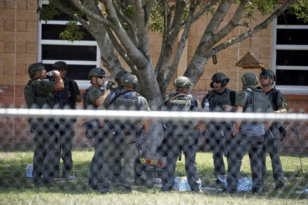 Μακελειό στο Τέξας: Παιδιά ήταν ακόμα ζωντανά όσο οι αστυνομικοί περίμεναν για να μπουν στο σχολείο