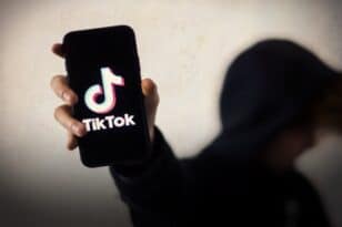 Le Monde: Στο TikTok ο αλγόριθμος «προτείνει» μέχρι και βίντεο για αυτοκτονίες
