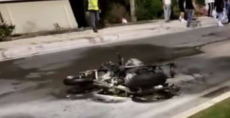 Σοκαριστικό τροχαίο στην Πάτρα – Λαμπάδιασε μοτοσικλέτα – Ενας τραυματίας ΒΙΝΤΕΟ