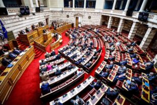 Πρόταση δυσπιστίας: Τεταμένο το κλίμα στη Βουλή - Οι «κόντρες» και τo «παρακράτος» Μητσοτάκη - Οι τοποθετήσεις βουλευτών και υπουργών