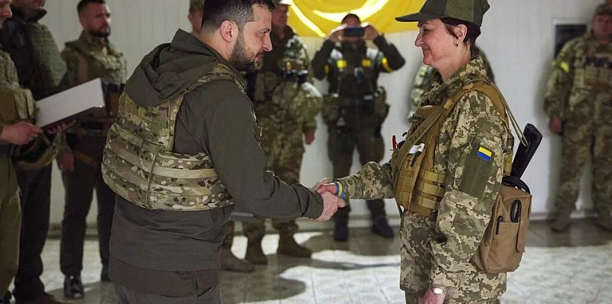 Πόλεμος στην Ουκρανία: Επισκέφτηκε στρατιώτες που μάχονται στο Χάρκοβο ο Ζελένσκι