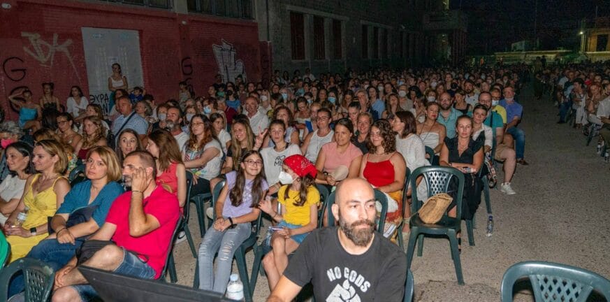 Πλήθος κόσμου για την παράσταση «To Νήμα» στο Αγρίνιο - Φόρος τιμής στον Βαγγέλη Παπαθανασίου Νήμα