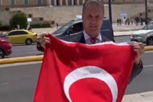 Αθήνα: Τούρκος πολιτικός άνοιξε την τουρκική σημαία μπροστά από τη Βουλή - BINTEO