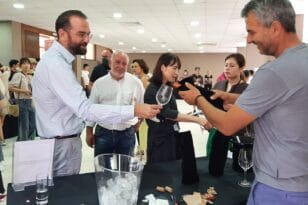 Ιάπωνες και Κορεάτες δημοσιογράφοι στη Δυτική Ελλάδα για γνωριμία με επαγγελματίες οίνου