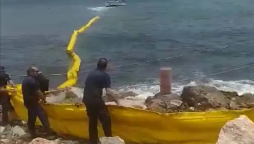 Κρήτη: Παρασύρθηκε ημερόπλοιο στον Μακρύ Γιαλό από θαλασσοταραχή - Προσάραξε στα βράχια