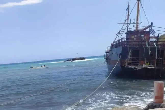 Κρήτη: Παρασύρθηκε ημερόπλοιο στον Μακρύ Γιαλό από θαλασσοταραχή - Προσάραξε στα βράχια