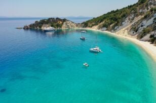 Φωτιά σε τουριστικό σκάφος ανοιχτά της Ιθάκης: Σώοι οι επιβάτες, απαγορεύτηκε ο απόπλους