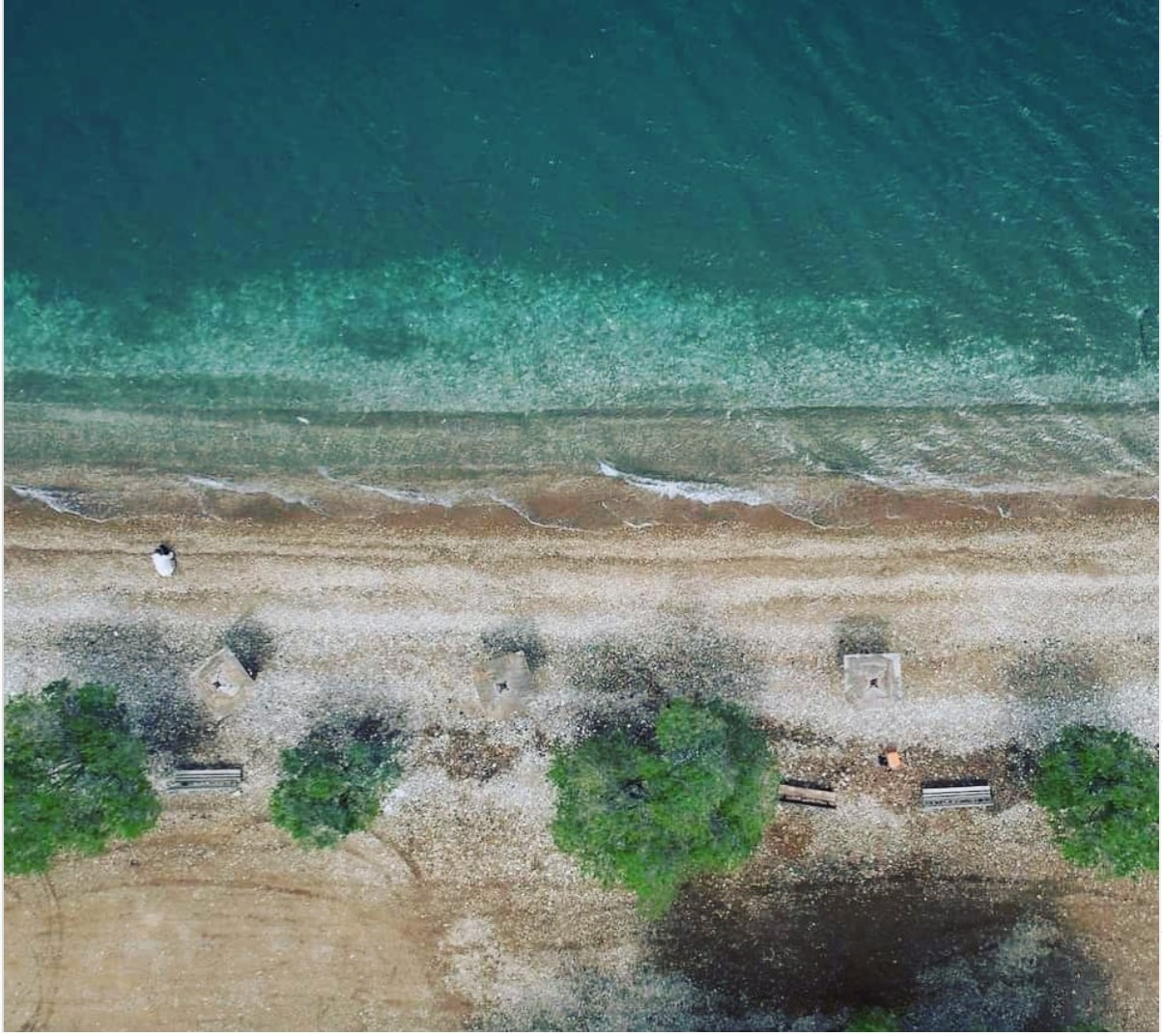 Μπάνιο σε μια από τις ήσυχες παραλίες της Αττικής με φυσική σκιά