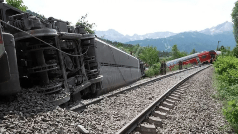 Γερμανία: Τουλάχιστον 4 νεκροί από τον εκτροχιασμό τρένου στη Βαυαρία