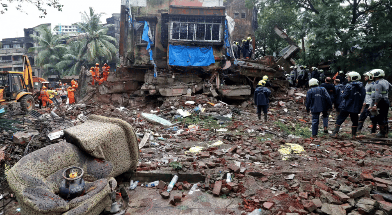 Ινδία: Τουλάχιστον 11 νεκροί από κτήριο που κατέρρευσε λόγω μουσώνα