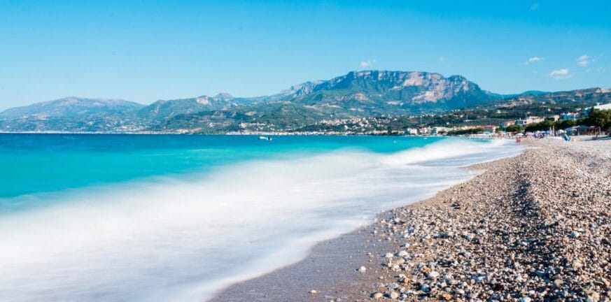 Ακράτα: Η παραλία στην Πελοπόννησο για δροσερές βουτιές