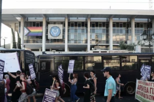 Αθήνα: Συγκέντρωση στην αμερικανική πρεσβεία για τις αμβλώσεις - Κλιμακώνονται οι κινητοποιήσεις ενάντια στην νέα απόφαση ΦΩΤΟ