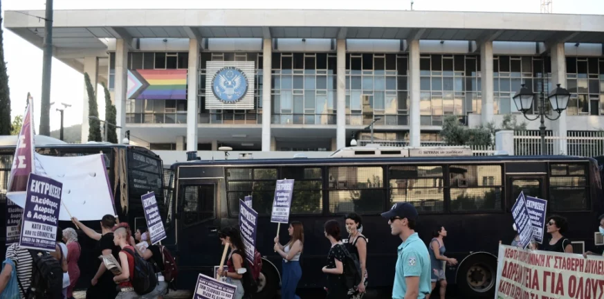 Αθήνα: Συγκέντρωση στην αμερικανική πρεσβεία για τις αμβλώσεις - Κλιμακώνονται οι κινητοποιήσεις ενάντια στην νέα απόφαση ΦΩΤΟ