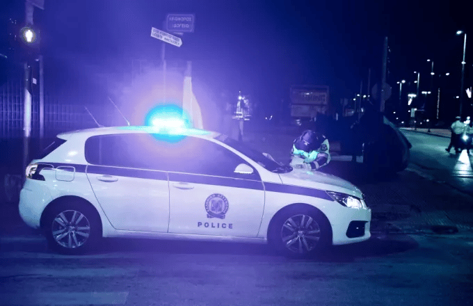 Σφοδρή σύγκρουση στον Πύργο: Νεαροί προκαλούν καταστροφή και συμπλοκές στην καρδιά της πόλης