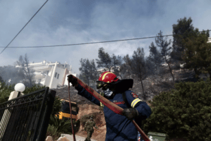Σε ύφεση η φωτιά σε Βούλα και Βάρη - Παραμένουν στο σημείο ισχυρές δυνάμεις της Πυροσβεστικής