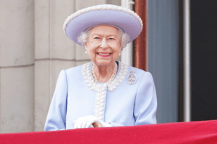 Βασίλισσα Ελισάβετ - 70 χρόνια στο θρόνο: Βγήκε στον εξώστη του Μπάκιγχαμ και αποθεώθηκε
