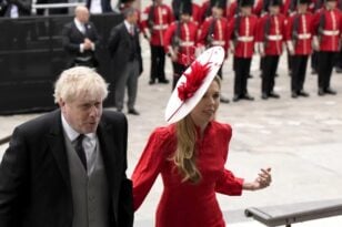 Bρετανία: Γιούχαραν τον Μπόρις Τζόνσον την ώρα που έφτανε στη λειτουργία για το Πλατινένιο Ιωβηλαίο - ΒΙΝΤΕΟ