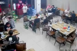 Κίνα: «Μυστήριο» με τις κοπέλες που έπεσαν θύματα ξυλοδαρμού σε εστιατόριο - Καμιά αναφορά από τις Αρχές γα το περιστατικό