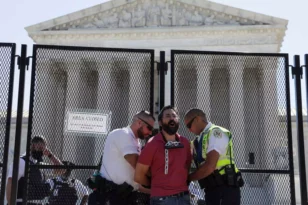 ΗΠΑ: Ακτιβιστής υπέρ των αμβλώσεων αλυσοδέθηκε έξω από το Ανώτατο Δικαστήριο σαν ένδειξη διαμαρτυρίας
