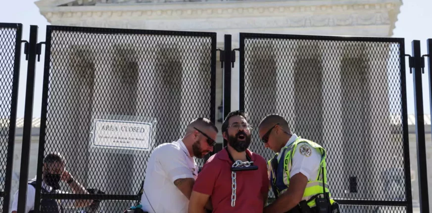 ΗΠΑ: Ακτιβιστής υπέρ των αμβλώσεων αλυσοδέθηκε έξω από το Ανώτατο Δικαστήριο σαν ένδειξη διαμαρτυρίας
