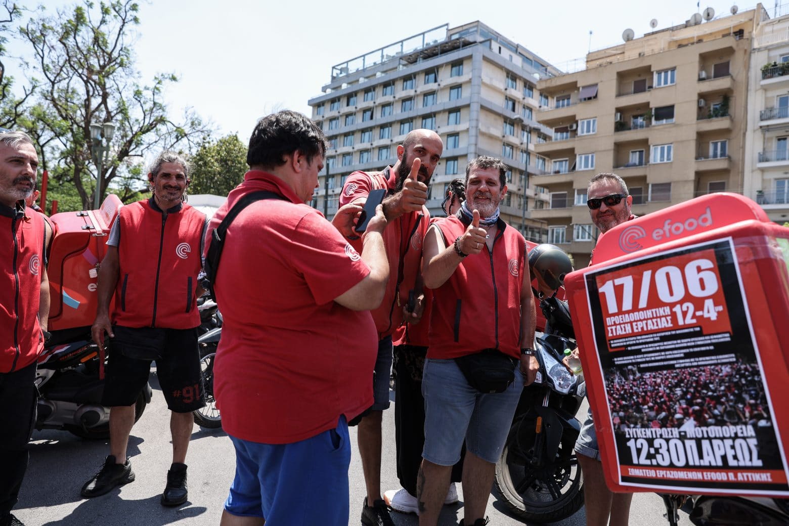 Efood: Μεγάλη η συμμετοχή στη συγκέντρωση και μοτοπορεία των εργαζόμενων στους δρόμους της Αθήνας