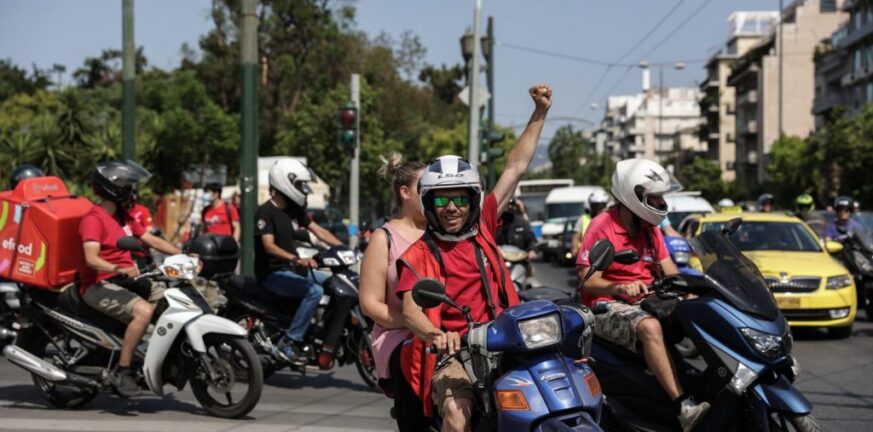 Efood: Μεγάλη η συμμετοχή στη συγκέντρωση και μοτοπορεία των εργαζόμενων στους δρόμους της Αθήνας