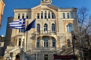 Το ελληνικό προξενείο στη Μόσχα ανέστειλε τις εργασίες του μετά τις απελάσεις