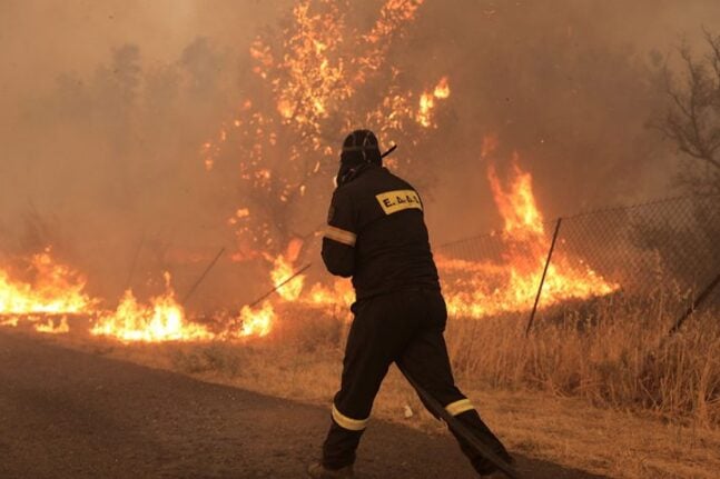 Κόρινθος: Εκδηλώθηκε φωτιά στο πεδίο βολής - Ισχυρές δυνάμεις της Πυροσβεστικής στο σημείο ΒΙΝΤΕΟ