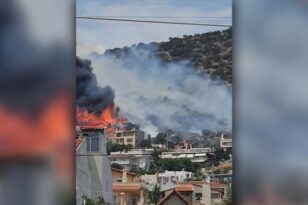 Υπό έλεγχο η φωτιά στην Αρτέμιδα, ένα άτομο στο ΚΑΤ - Που έχει διακοπεί η κυκλοφορία ΒΙΝΤΕΟ