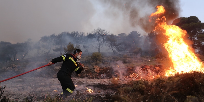Νάξος: Φωτιά στην Απείρανθο, επιχειρούν και εναέρια μέσα