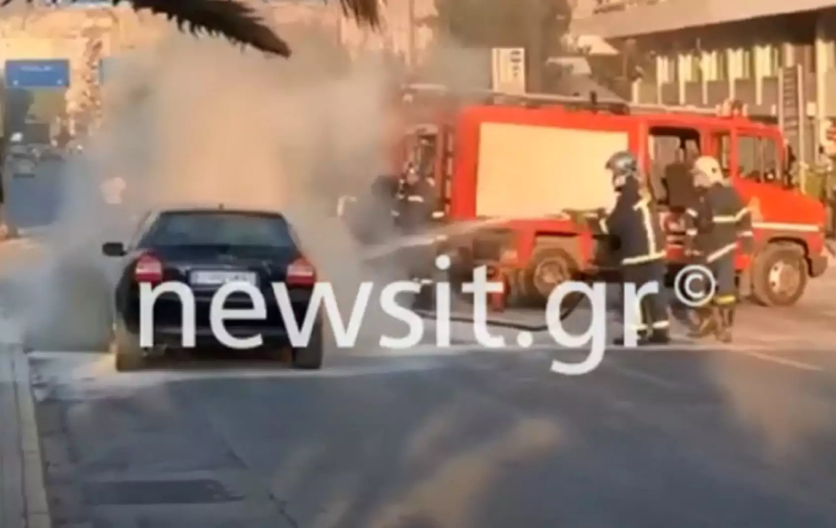 Αθήνα: Τυλίχθηκε στις φλόγες αυτοκίνητο εν κινήσει στη Λεωφόρο Αλεξάνδρας