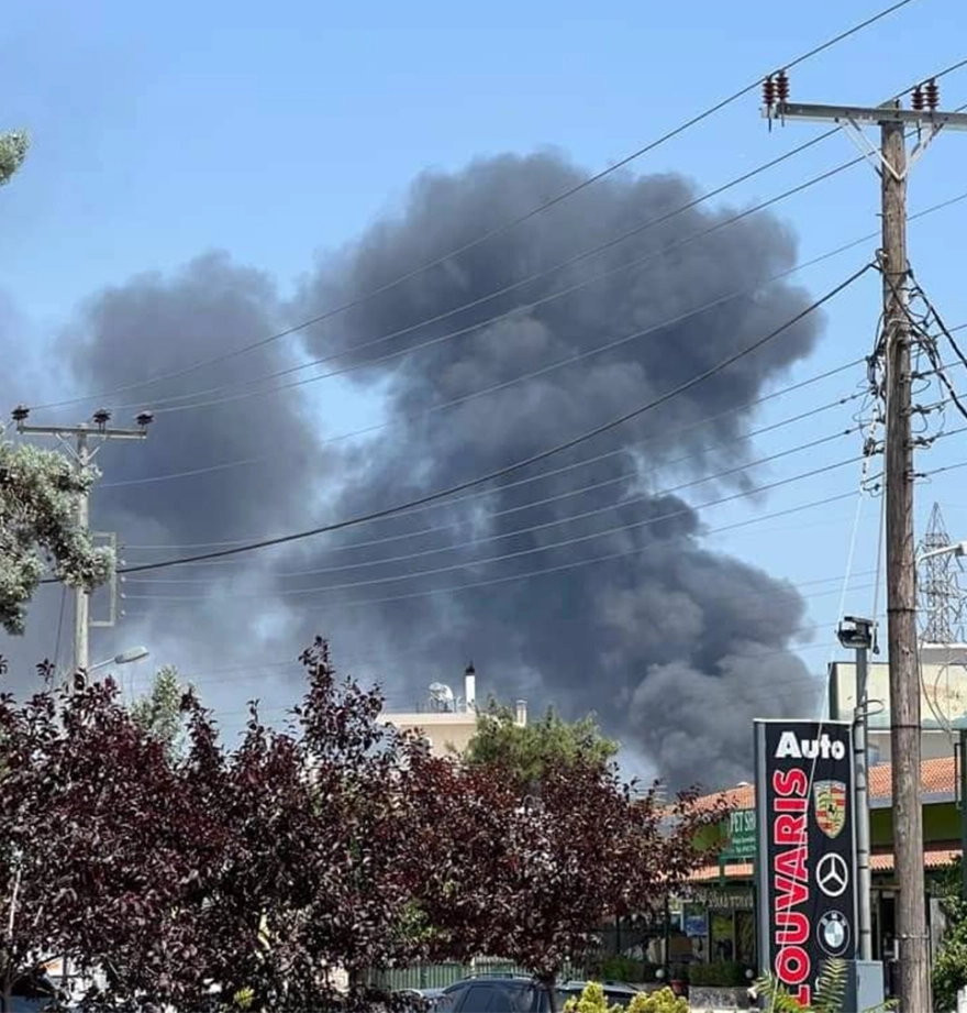 Φωτιά στο Μενίδι: Μαύροι καπνοί σε μεγάλη έκταση από το εργοστάσιο - Καίγεται καύσιμη ύλη ΒΙΝΤΕΟ