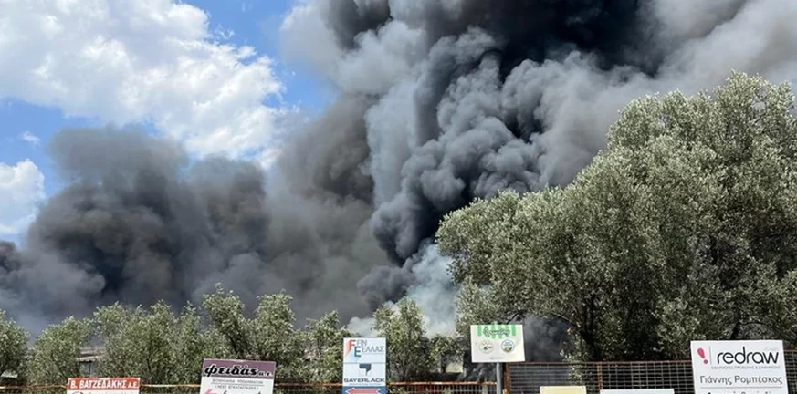 Φωτιά στο Μενίδι: Μαύροι καπνοί σε μεγάλη έκταση από το εργοστάσιο - Καίγεται καύσιμη ύλη ΒΙΝΤΕΟ