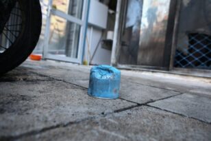 Πρωτοφανές περιστατικό στο Αίγιο: Εκρήξεις από γκαζάκια σε κατάστημα