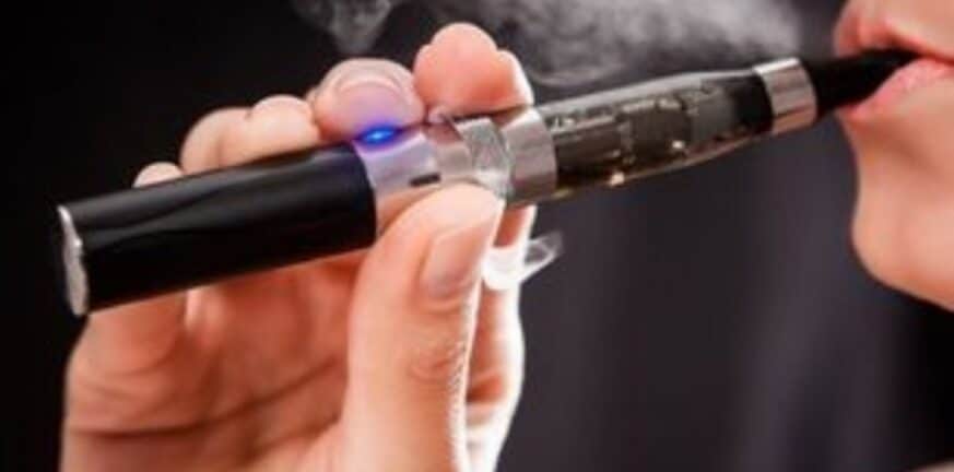 Νέα έρευνα: Τι σχέση έχει το ηλεκτρονικό τσιγάρο με τον κορονοϊό