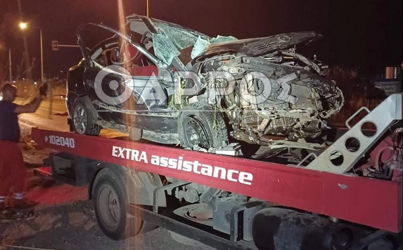 Καλαμάτα - Ένας νεκρός από τροχαίο: Αυτοκίνητο καρφώθηκε στο στηθαίο - ΦΩΤΟ