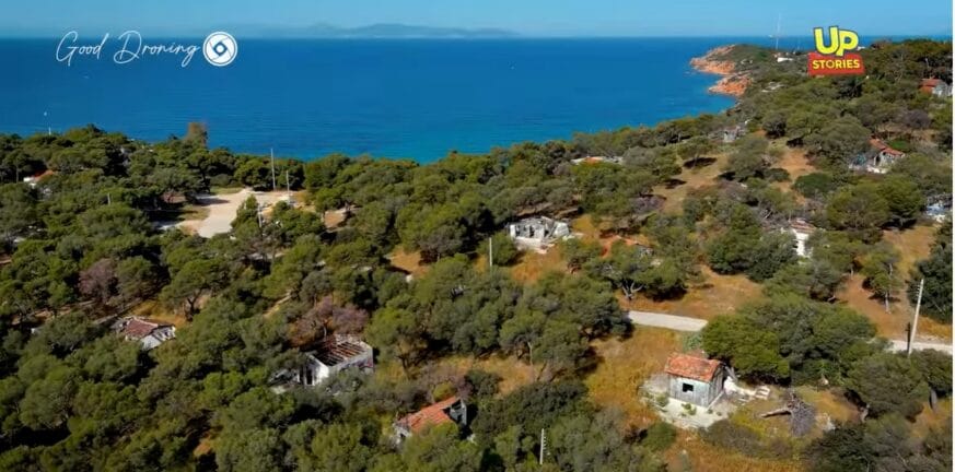 Η άγνωστη γαλάζια φαβέλα στην καρδιά της Αθηναϊκής Ριβιέρας με την εκπληκτική παραλία (βίντεο)