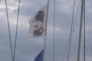 Τουρκική πρόκληση στη Λέσβο: Ιστιοφόρο ύψωσε σημαία του Κεμάλ στο λιμάνι - ΦΩΤΟ