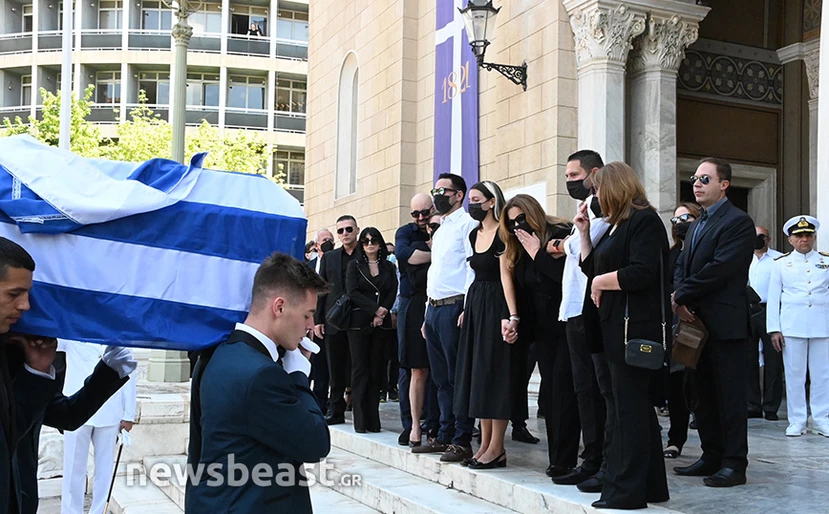 Δέσποινα Μοιραράκη: Χέρι χέρι με τα παιδιά της στην κηδεία του συζύγου της - ΦΩΤΟ