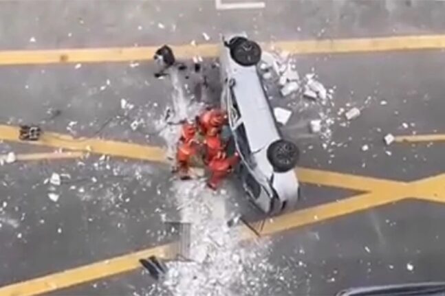 Σανγκάη: Δύο άνθρωποι σκοτώθηκαν όταν ηλεκτρικό αυτοκίνητο έπεσε από τον τρίτο όροφο