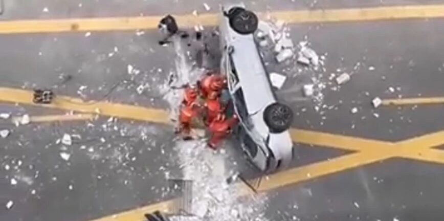 Σανγκάη: Δύο άνθρωποι σκοτώθηκαν όταν ηλεκτρικό αυτοκίνητο έπεσε από τον τρίτο όροφο