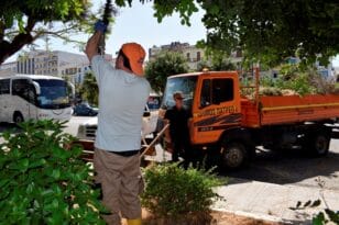 Πάτρα: Συνεχίζονται οι εργασίες κοπής χόρτων και καθαρισμού κοινοχρήστων χώρων - ΦΩΤΟ