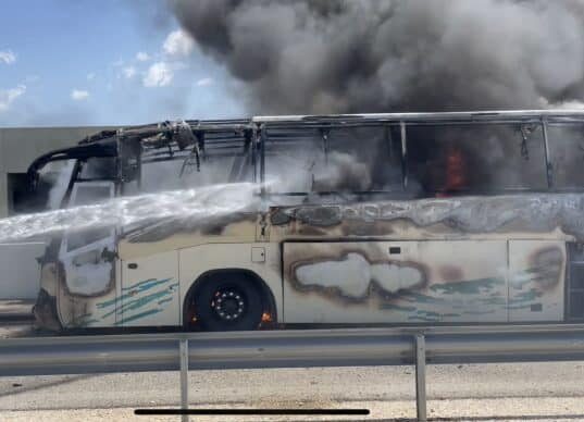 Κάηκε ολοσχερώς λεωφορείο στην Ιόνια Οδό - ΒΙΝΤΕΟ