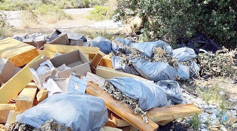 Αίγιο: Απορρίμματα στον ποταμό Μεγανίτη - Οι σακούλες που «ενοχοποίησαν» τον Δήμο για ρύπανση ΦΩΤΟ