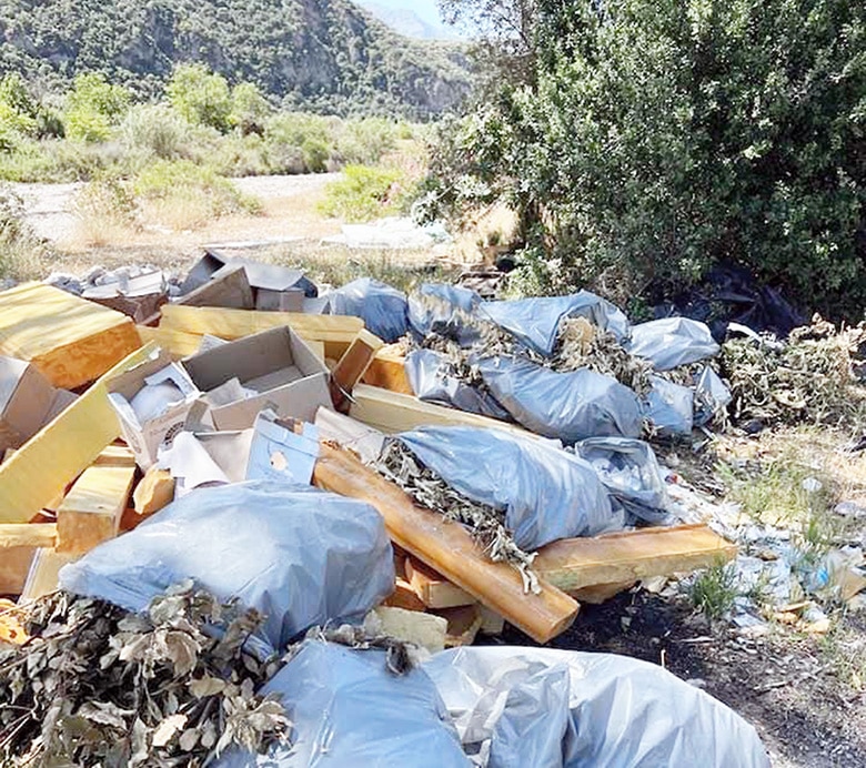 Αίγιο: Απορρίμματα στον ποταμό Μεγανίτη - Οι σακούλες που «ενοχοποίησαν» τον Δήμο για ρύπανση ΦΩΤΟ