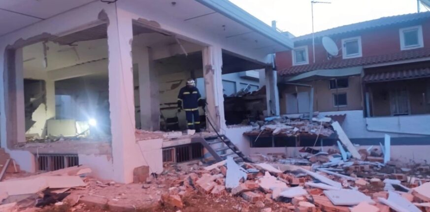 Ισοπεδώθηκε ξυλουργείο στο Μενίδι μετά από ισχυρότατη έκρηξη ΦΩΤΟ - BINTEO