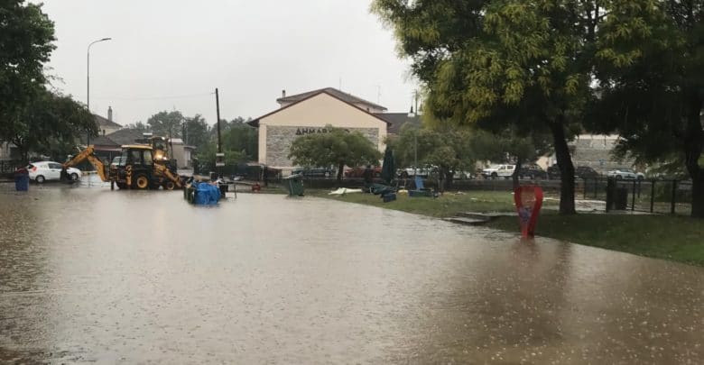 Λάρισα: «Ποτάμια» οι δρόμοι με πλημμυρισμένα σπίτια από την κακοκαιρία «Genesis» - ΦΩΤΟ