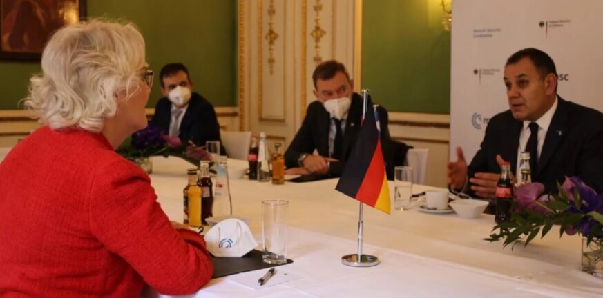 Πρώτη συνάντηση Παναγιωτόπουλου με τη Γερμανίδα ομόλογό του - Η συμφωνία με τα τεθωρακισμένα