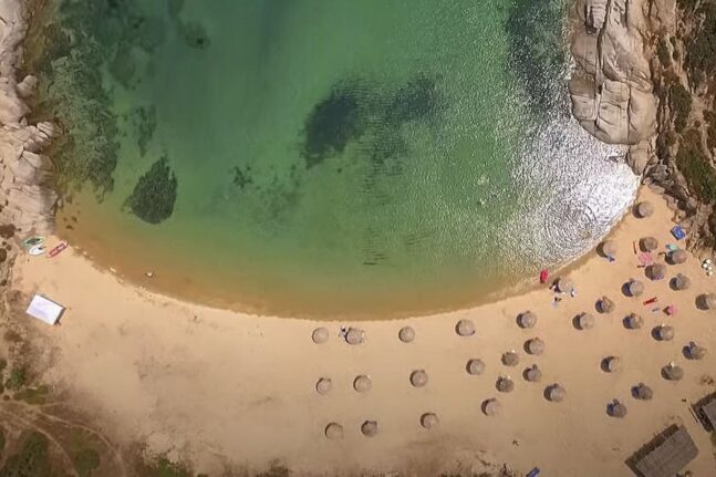 Χαλκιδική: Μία μυστική παραλία που θυμίζει ξεχασμένο παράδεισο